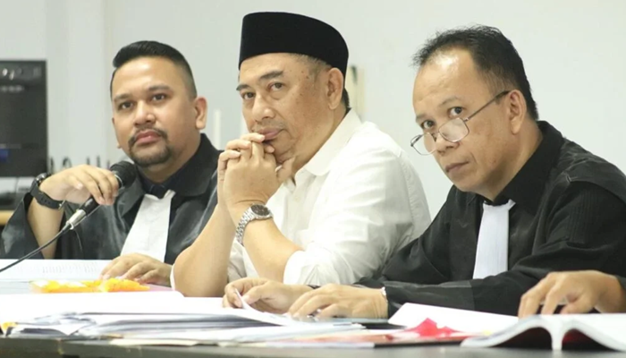 Mantan Bupati Bone Bolango, Hamim Pou (tengah) saat menjalani proses sidang. [foto:ist]