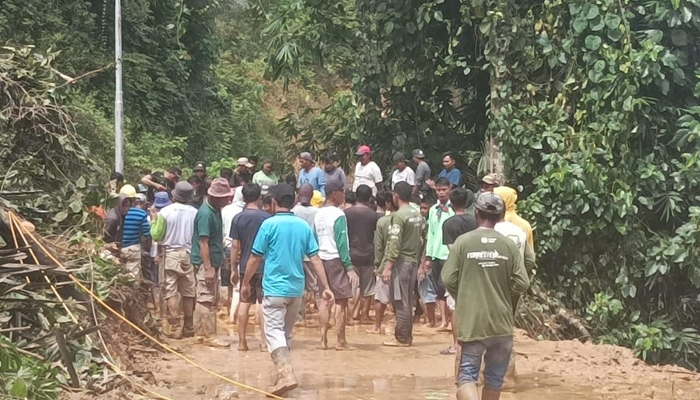 Warga bergotong royong membersihkan material longsor. [foto:ist]