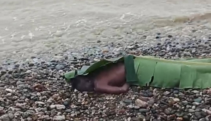 Sosok mayat pria yang ditemukan tanpa identitas di pantai Desa Pelita Jaya, Bone Raya, Bone Bolango. [foto:ist]