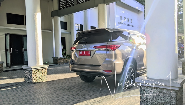Mobil Dinas Ketua DPRD Kabupaten Gorontalo yang hingga saat ini masih menjadi aset daerah. [foto: juna/nusantara1]