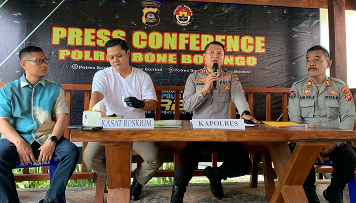 Kapolres Bone Bolango, AKBP Supriantoro saat melakukan konferensi pers, Selasa 3 Juni 2025. [Foto: FikarBuntuan/Nusantara1]