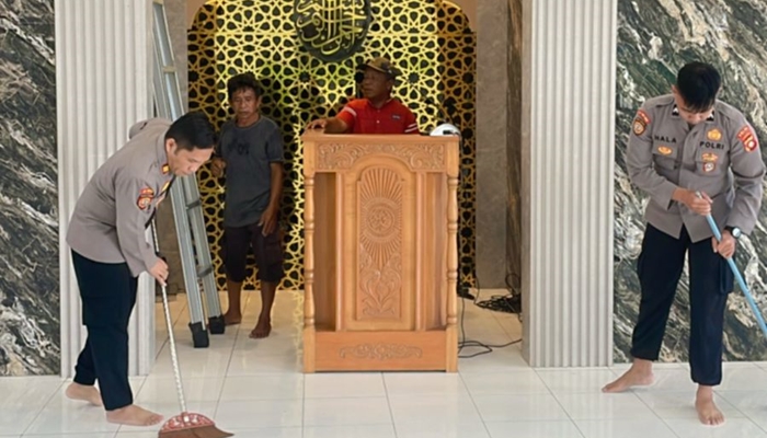 Personil Polda Gorontalo bersama warga saat membersihkan masjid jelang Iduladha. [foto:ist]