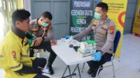 Polda Gorontalo melalui Biddokkes menggelar layanan kesehatan gratis bagi para pengemudi ojol, Jumat 13 Juni 2025. [foto:ist/humas]