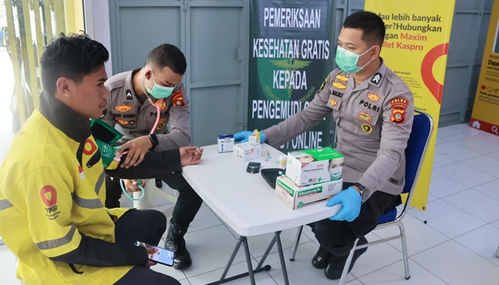Polda Gorontalo melalui Biddokkes menggelar layanan kesehatan gratis bagi para pengemudi ojol, Jumat 13 Juni 2025. [foto:ist/humas]