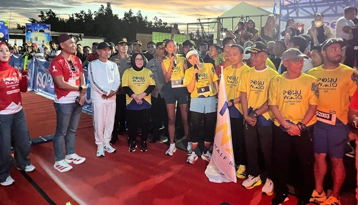 Polres Pohuwato saat memberi pengamanan pada Half Marathon’ yang dihadiri artis Gisella Anastasia. [foto:ist/humas]
