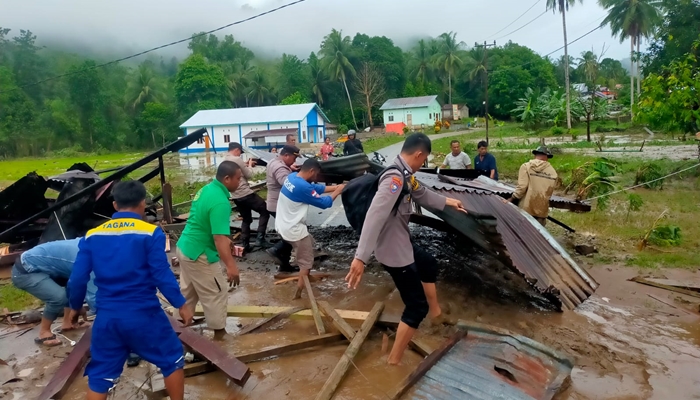 Banjir yang terjadi di Wanggarasi, Pohuwato menyebabkan sejumlah rumah rusak. [foto: ist/humas]