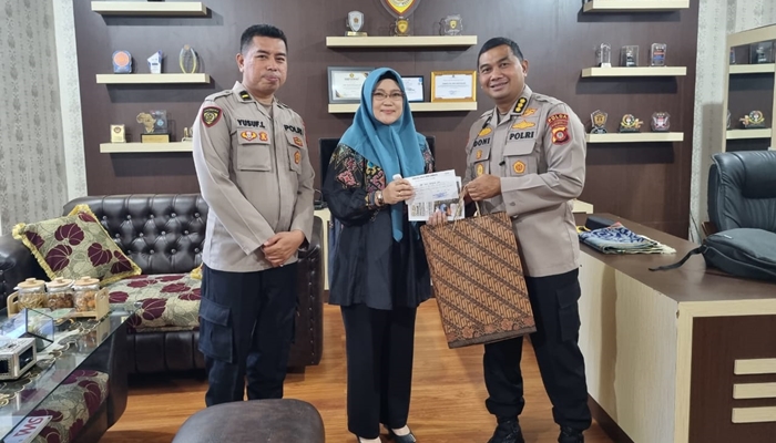Penyerahan tiket umrah secara simbolis oleh Karo SDM, Kombes Pol. Doni Wahyudi. [foto:ist/humas]