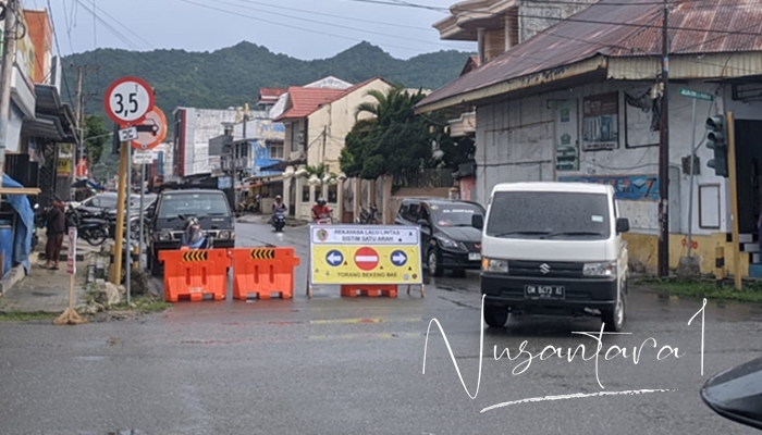 Suasana Simpang Empat Traffic Light Raja Eyato saat uji coba penerapan satu jalur, Senin 2 Juni 2025. [Foto: FikarBuntuan/Nusantara1]