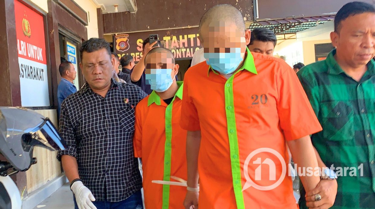 Keterangan: Kedua pelaku saat digiring tim Reskrim Polresta Goronalo Kota untuk dihadirkan dalam konferensi pers, Rabu 30 Juli 2025. [foto: fikarbuntuan/nusantara1]