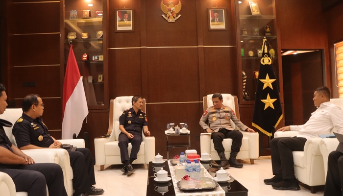 Kapolda Gorontalo Irjen Pol. Drs. R. Eko Wahyu Prasetyo, SH saat menerima jajaran Kantor Wilayah Direktorat Jenderal Bea dan Cukai di Lobby Presisi II Polda Gorontalo, Kamis 3 Juli 2025. [foto:humas polda]