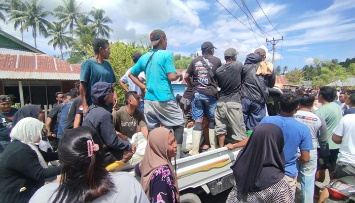 Jenazah Ka’ Nani seorang korban tertimpa batu di lokasi pertambangan saat dievakuasi ke kediamannya. [foto/humaspolres]