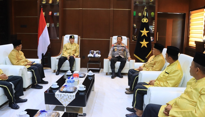 Pertemuan antara Kapolda Gorontalo, Irjen Pol. Drs. R. Eko Wahyu Prasetyo, SH dengan Dewan Adat, Senin 7 Juli 2025 di Lobby Presisi II Polda Gorontalo. [foto:humas]