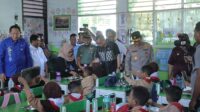 Polda 025 Makan Gratis Kapolda Gorontalo Irjen Pol. Drs. R. Eko Wahyu Prasetyo saat meninjau pelaksanaan program MBG di SDN 5 Kabupaten Gorontalo./ist