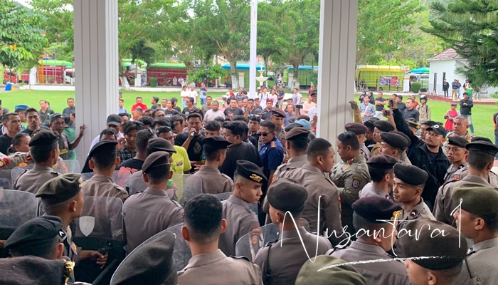Sopir truk saat menggelar aksi di Rumah Dinas Gubernur Gorontalo, Senin, 7 Juli 2025. [foto:fikar buntuan/nusantara1]