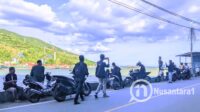 Puluhan warga memantau kondisi laut di pantai Pohe Kota Gorontalo. [foto:juna/nusantara1]