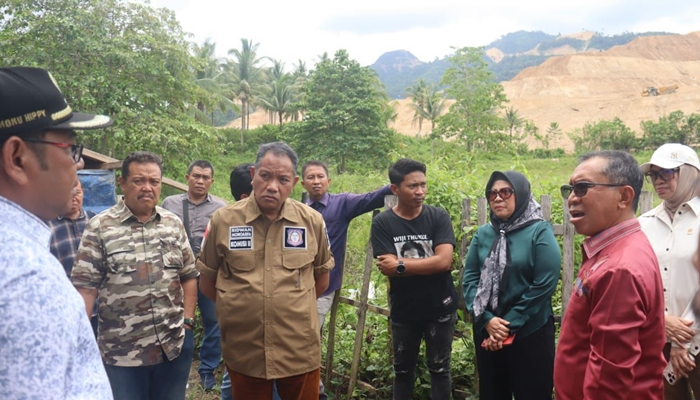 Wakil Ketua DPRD Provinsi Gorontalo, Ridwan Monoarfa bersama Pansus Pertambangan saat berkunjung ke Desa Hulawa, Kecamatan Buntulia, Kabupaten Pohuwato, Kamis 28 Agustus 2025. [foto:ist/setwan]
