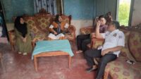 Anggota DPRD Kabgor Alghazali Katili kunjungi keluarga Agus Hilimi korban kasus penyekapan. [foto:ist/alghazali katili]
