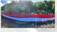 Pembentangan kain Merah Putih sepanjang 80 meter di Pesisir Pantai Oluhuta Paradise, Ahad 17 Agustus 2025. [foto: fikar/nusantara1]