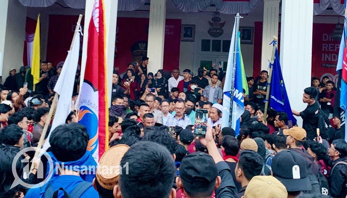 Ketua DPRD Provinsi Gorontalo, Idrus Thomas Mopili saat menemui massa aksi di depan rumah dinas Gubernur Gorontalo, Jumat 29 Agustus 2025. [foto: fikar/nusantara1]