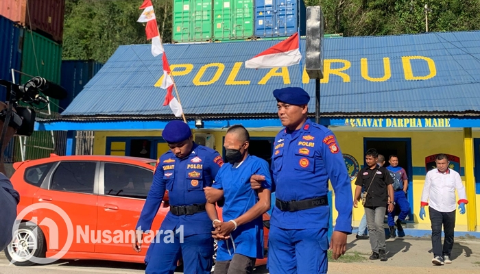 Pelaku berinisial AJA saat dihadirkan dalam konferensi pers di Polairud Pos Kota Gorontalo, Rabu 13 Agustus 2025. [foto:fikar/nusantara1].