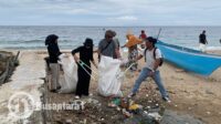 Mr. Frank asal Selandia Baru bersama warga sekitar wisata Hiu Paus Gorontalo, saat melakukan aksi pembersihan di sekitar pantai, Kamis 28 Agustus 2025. [foto: fikar/nusantara1]