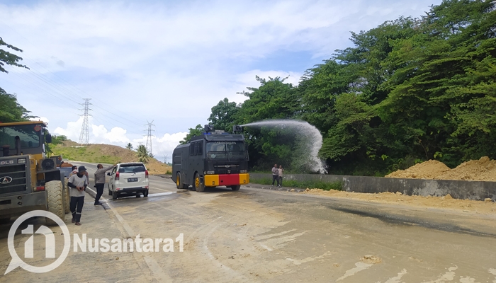 Proses pembersihan sisa material longsor di Bypass GORR Desa Isimu Utara. [foto:juna/nusantara1]