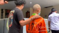 Pelaku berinisial MRD saat digiring Satreskrim Polresta Gorontalo Kota guna dihadirkan dalam konferensi pers, Rabu 20 Agustus 2025. [foto:fikar/nusantara1]
