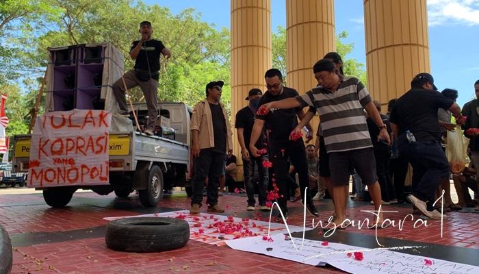 Puluhan driver taksi online Maxim di Gorontalo menggelar aksi unjuk rasa di Kantor Gubernur Gorontalo, Senin, 4 Agustus 2025. [foto:fikar/nusantara1]