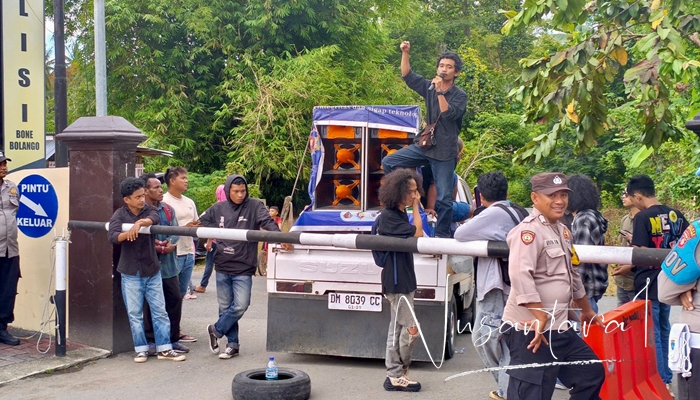 Massa aksi mahasiswa dan pemuda saat melakukan aksi demonstrasi di Polre Bone Bolango, Selasa, 5 Agustus 2025. [foto:fikar/nusantara1]