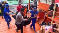 Korban saat dievakuasi tim SAR gabungan dari lokasi ditemukannya korban, Muhammad Arya Husain, Rabu sore, 20 Agustus 2025. [foto: istimewa]