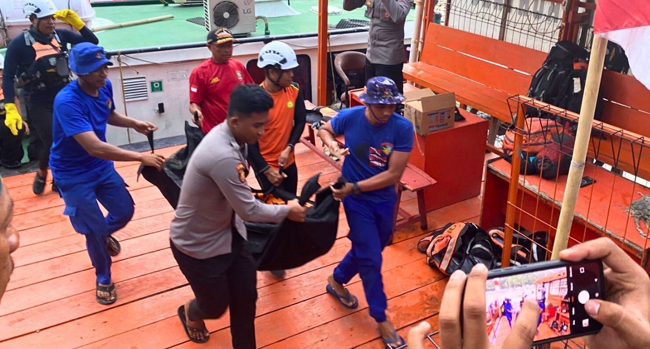 Korban saat dievakuasi tim SAR gabungan dari lokasi ditemukannya korban, Muhammad Arya Husain, Rabu sore, 20 Agustus 2025. [foto: istimewa]