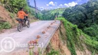 Jalan di Dulamayo Barat nyaris amblas. [foto:juna/nusantara1]