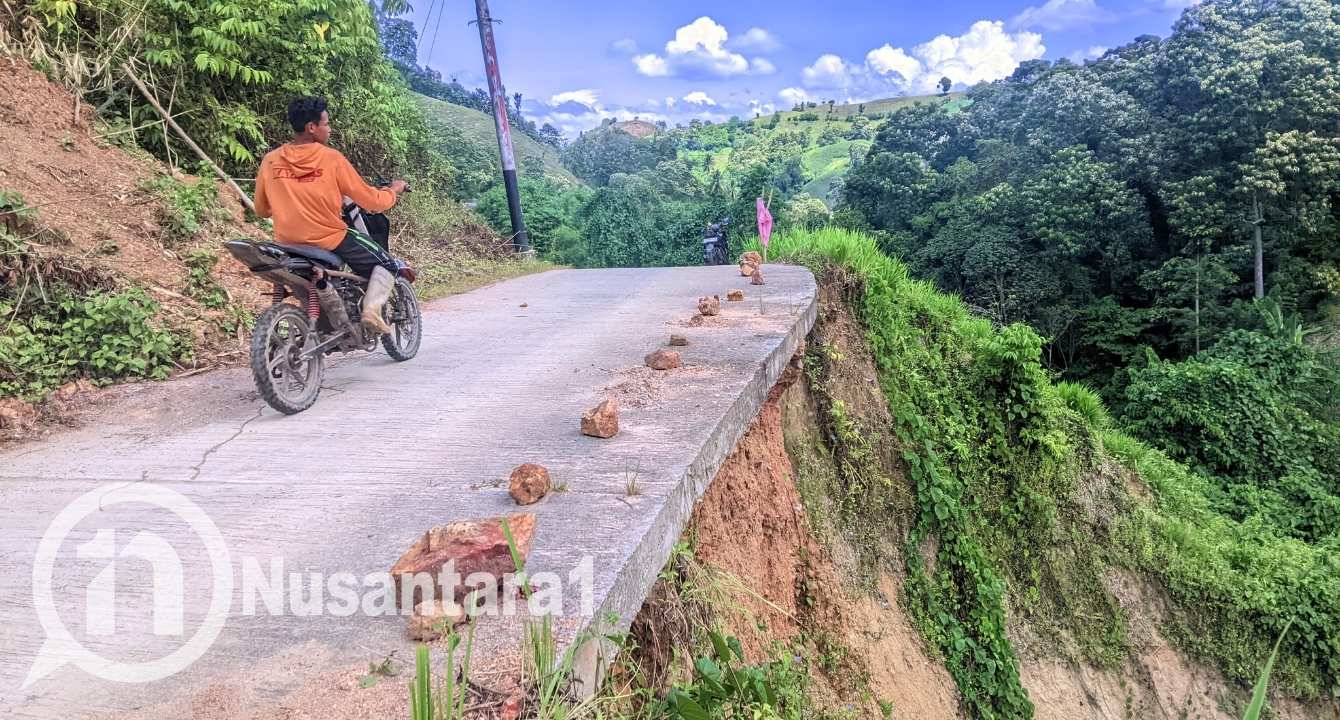 Jalan di Dulamayo Barat nyaris amblas. [foto:juna/nusantara1]