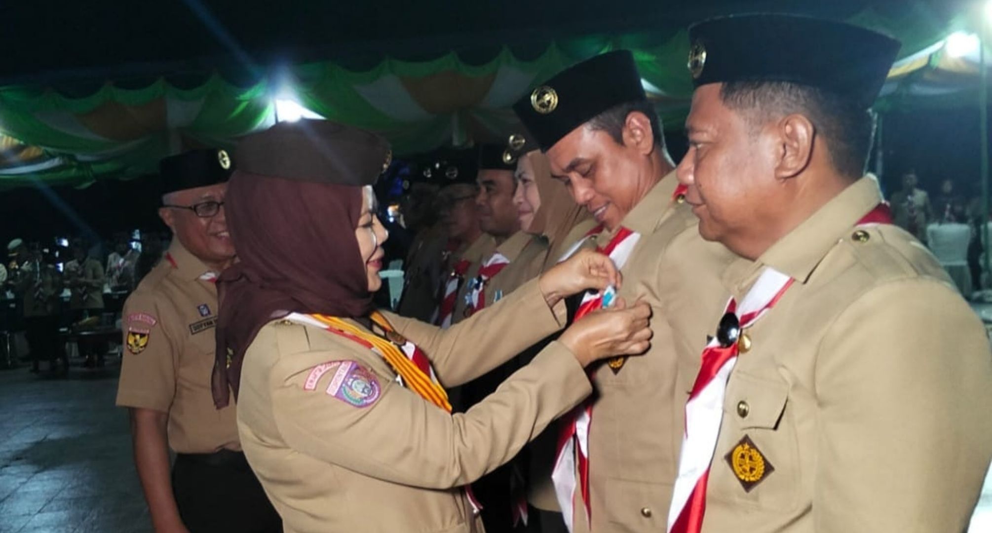 Ketua DPRD Kabupaten Gorontalo Zulfikar Usira terima lencana TPOD Pacawarsa I. [foto:ist]