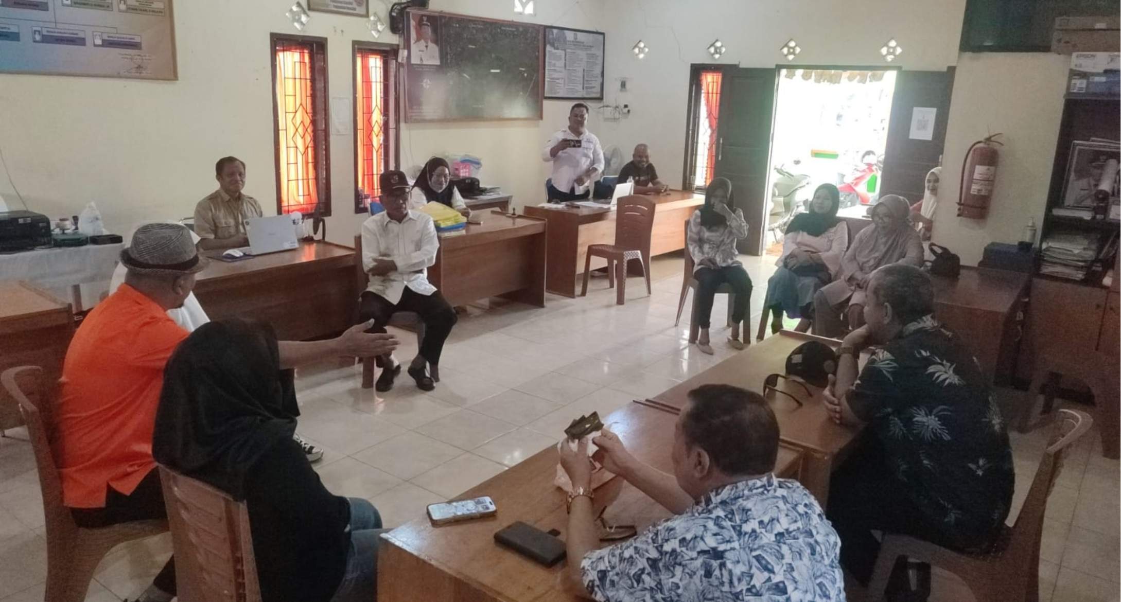 Keterangan: Rombongan Komisi II DRPD Provinsi Gorontalo saat melakukan kunjungan kerja ke Desa Toluwaya, Kecamatan Bulango Timur, Kabupaten Bone Bolango, Jumat, 15 Agustus 2025. [foto: ist/setwan]