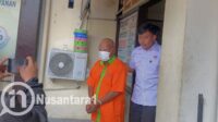 Keterangan: Pelaku berinisial AL saat digiring Satreskrim Polresta Gorontalo Kota saat dihadirkan dalam konferensi pers, Rabu, 20 Agustus 2025. [foto: fikarbuntuan/nusantara1]