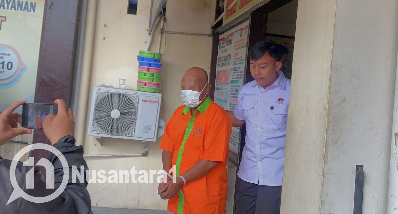 Keterangan: Pelaku berinisial AL saat digiring Satreskrim Polresta Gorontalo Kota saat dihadirkan dalam konferensi pers, Rabu, 20 Agustus 2025. [foto: fikarbuntuan/nusantara1]