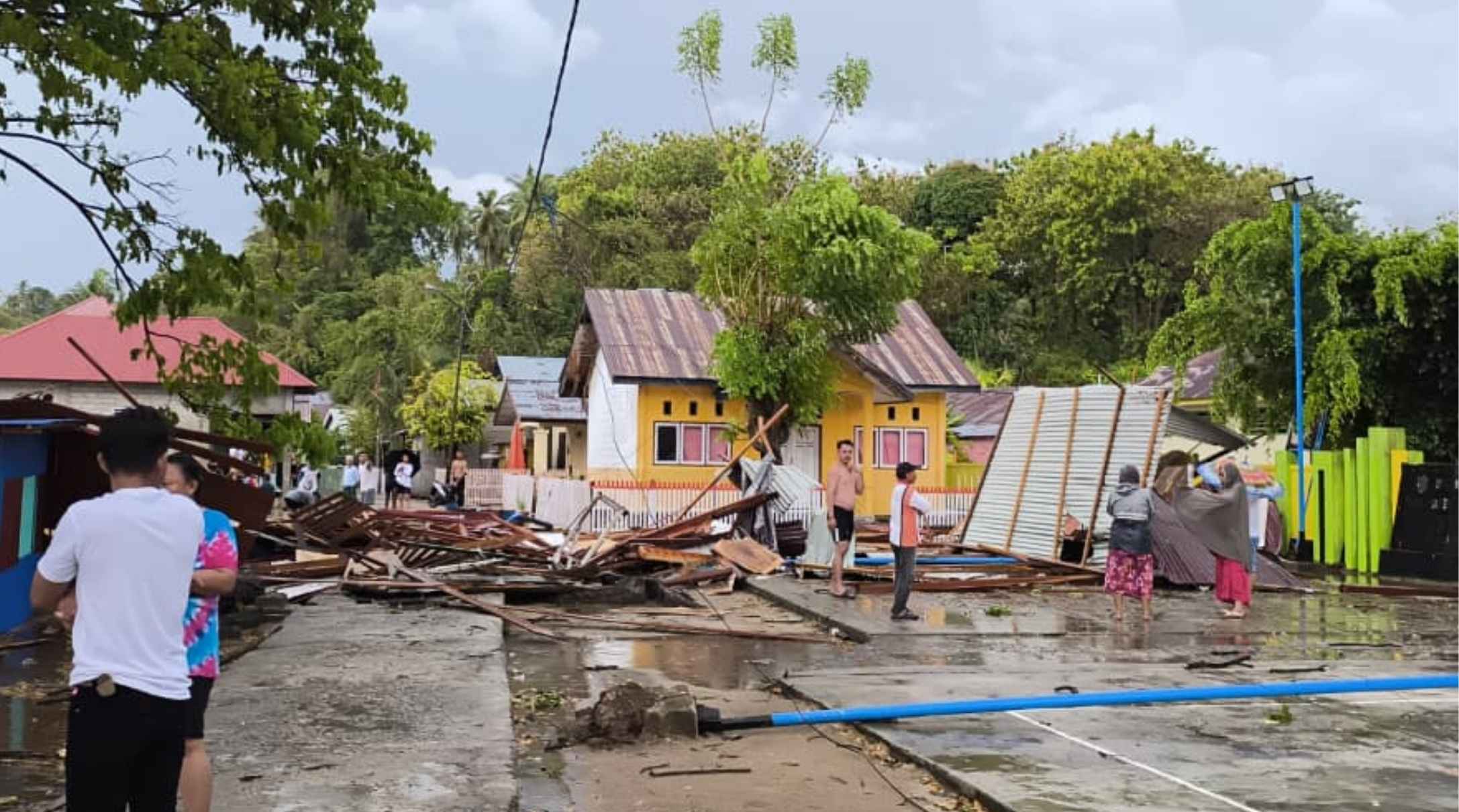 kondisi di desa Ponelo usai diterjang angin kencang, Minggu sore, 3 Agustus 2025. [foto: istimewa]