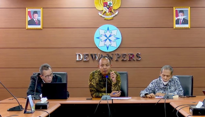 Ketua Komisi Pengaduan Dewan Pers, Muhammad Jazuli saat menggelar konferensi pers. [foto:ist/tangkapanlayar]