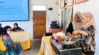 Mahasiswa KKP UNIGO saat memaparkan cara pengolahan udang menjadi produk yang bernilah tambah. [foto:ist]