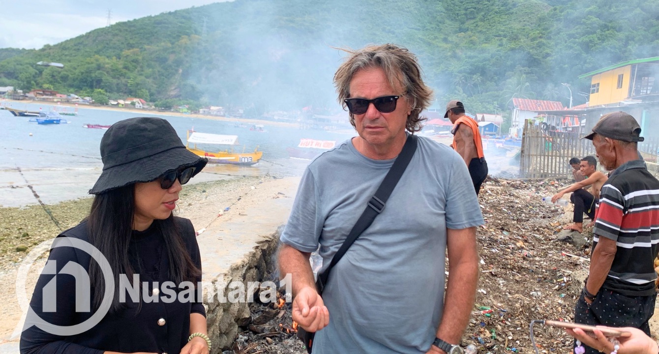 Frank, seorang turis asal Selandia Baru saat diwawancarai awak media di sekitar wisata hiu paus Gorontalo, Kamis, 28 Agustus 2025. [foto: fikarbuntuan/nusantara1]