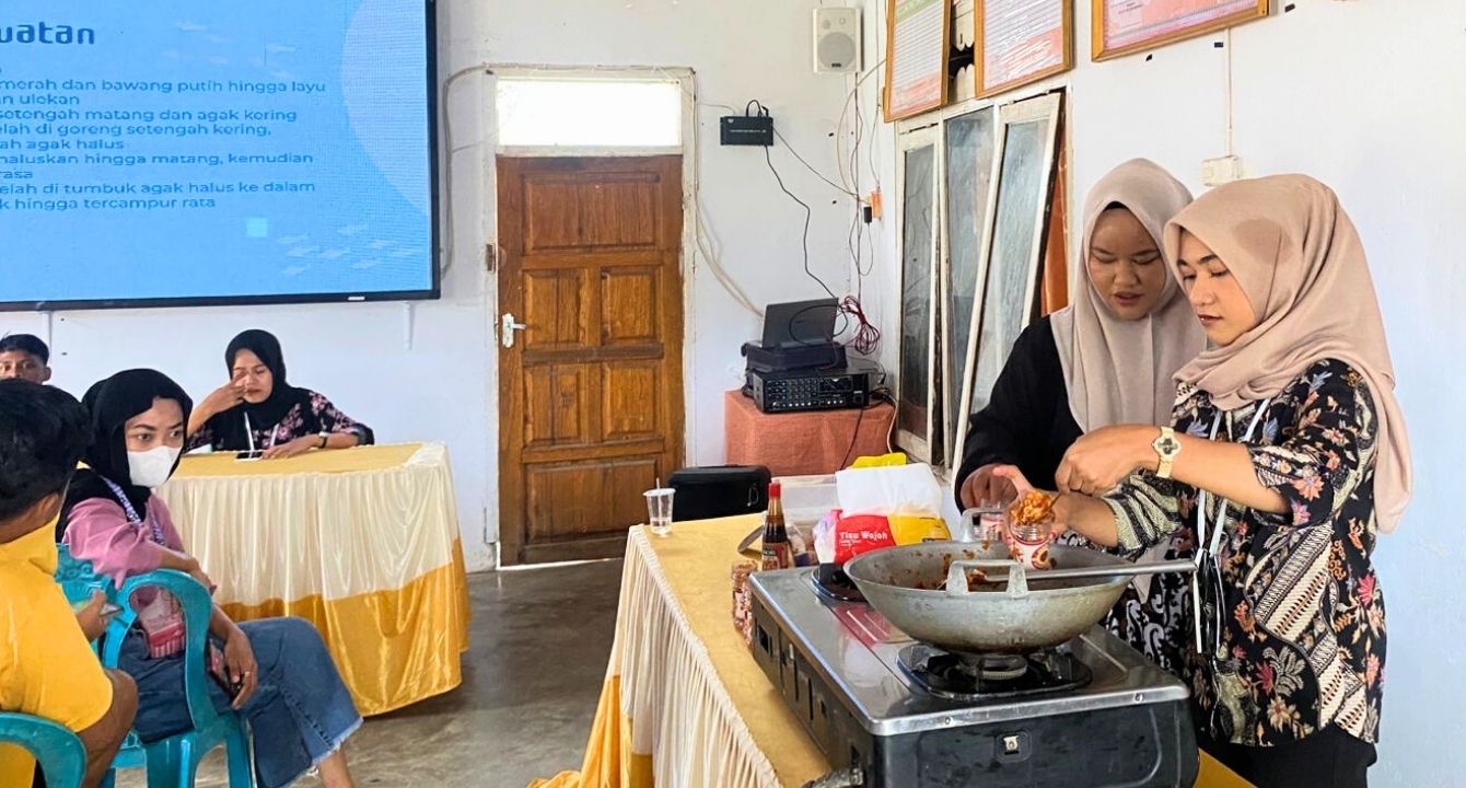 Mahasiswa KKP UNIGO saat memaparkan cara pengolahan udang menjadi produk yang bernilah tambah. [foto:ist]
