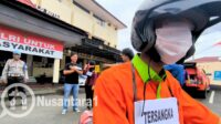 Pelaku begal payudara di Kota Gorontalo saat dihadirkan dalam konferensi pers dan pra rekonstruksi kasus di halaman Polresta Gorontalo Kota, Kamis, 28 Agustus 2025. [foto: fikarbuntuan/nusantara1]