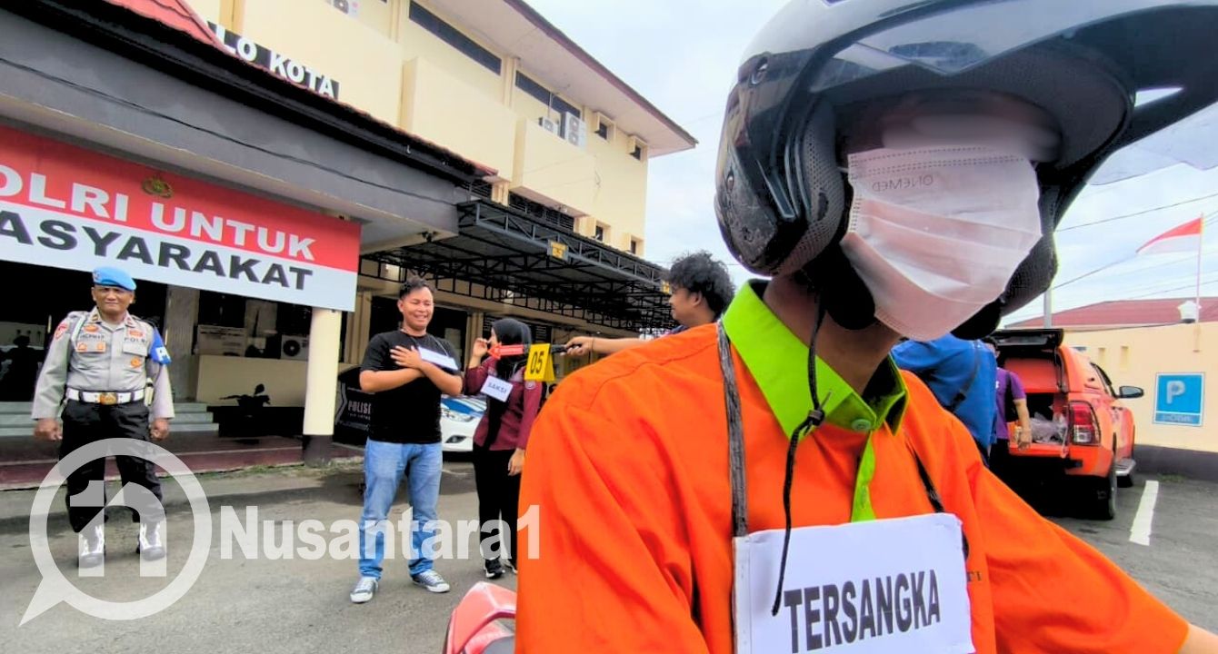 Pelaku begal payudara di Kota Gorontalo saat dihadirkan dalam konferensi pers dan pra rekonstruksi kasus di halaman Polresta Gorontalo Kota, Kamis, 28 Agustus 2025. [foto: fikarbuntuan/nusantara1]