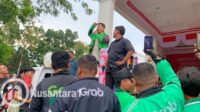 Ketua persatuan bentor Gorontalo, Iwan, saat menyampaikan orasinya dalam aksi demonstrasi yang digelar di depan rumah dinas Gubernur Gorontalo, Jumat 29 Agustus 2025. [foto: fikarbuntuan/nusantara1]