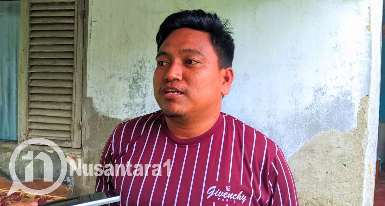 Sandra Jafar Biu Kepala Desa Tolotio saat diwawancarai awak media. [foto:juna/nusantara1]