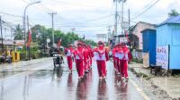 Peserta gerak jalan antusias meskipun diguyur hujan. [foto:juna/nusantara1]