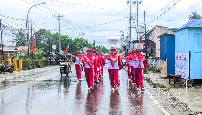 Peserta gerak jalan antusias meskipun diguyur hujan. [foto:juna/nusantara1]