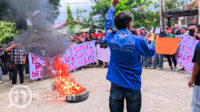 Mahasiswa HIMAKOM gelar aksi di depan Fakultas Ilmu Sosial UNG. [foto:juna/nusantara1]
