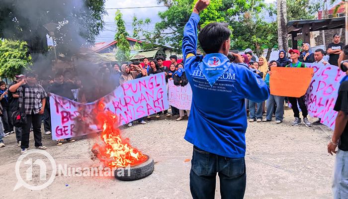 Mahasiswa HIMAKOM gelar aksi di depan Fakultas Ilmu Sosial UNG. [foto:juna/nusantara1]